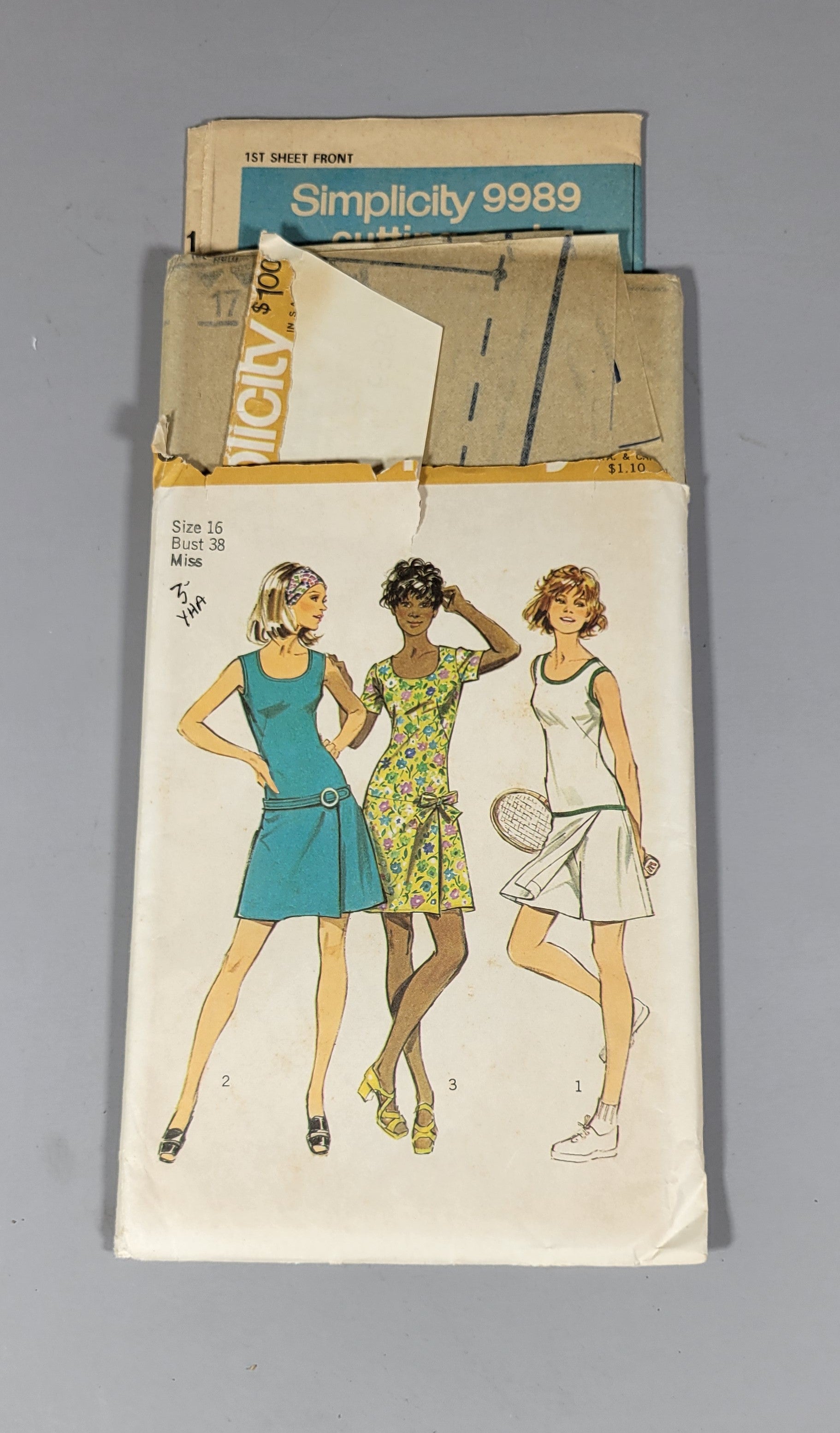 Simplicity 9989 Pattern, ca 1972. Size 16 Bust 38 Miss.