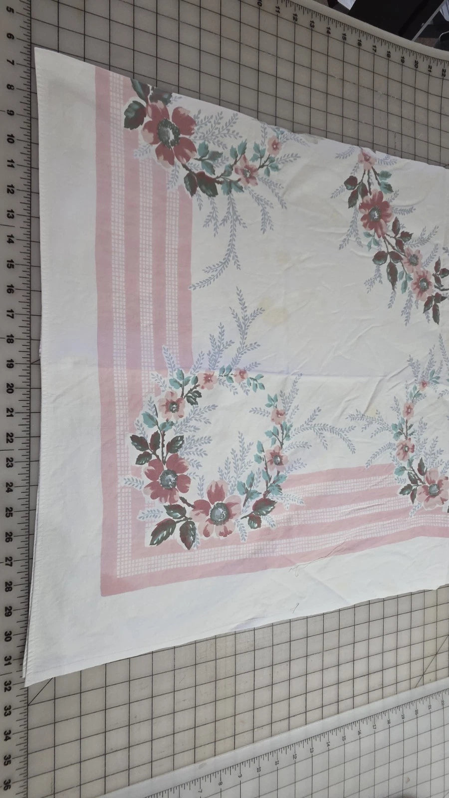 Vintage Printed Tablecloth Block 1940s 1950s 44"x52" Pink Green Floral Wreath