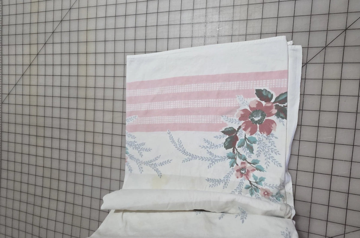 Vintage Printed Tablecloth Block 1940s 1950s 44"x52" Pink Green Floral Wreath