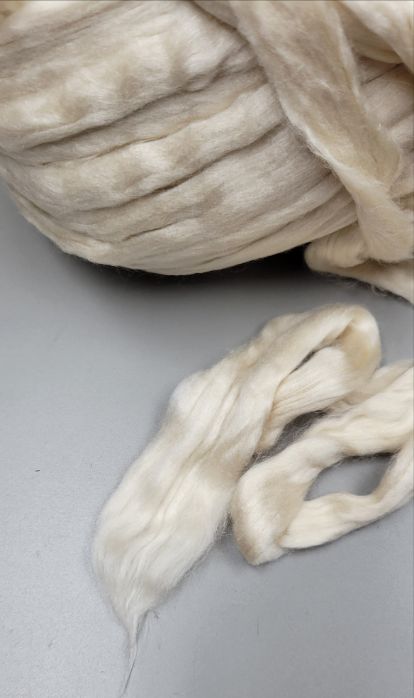Lavender Fiber (RCFs). Combed Sliver Roving.
