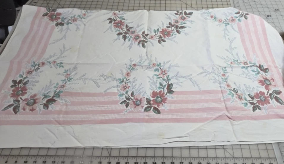 Vintage Printed Tablecloth Block 1940s 1950s 44"x52" Pink Green Floral Wreath